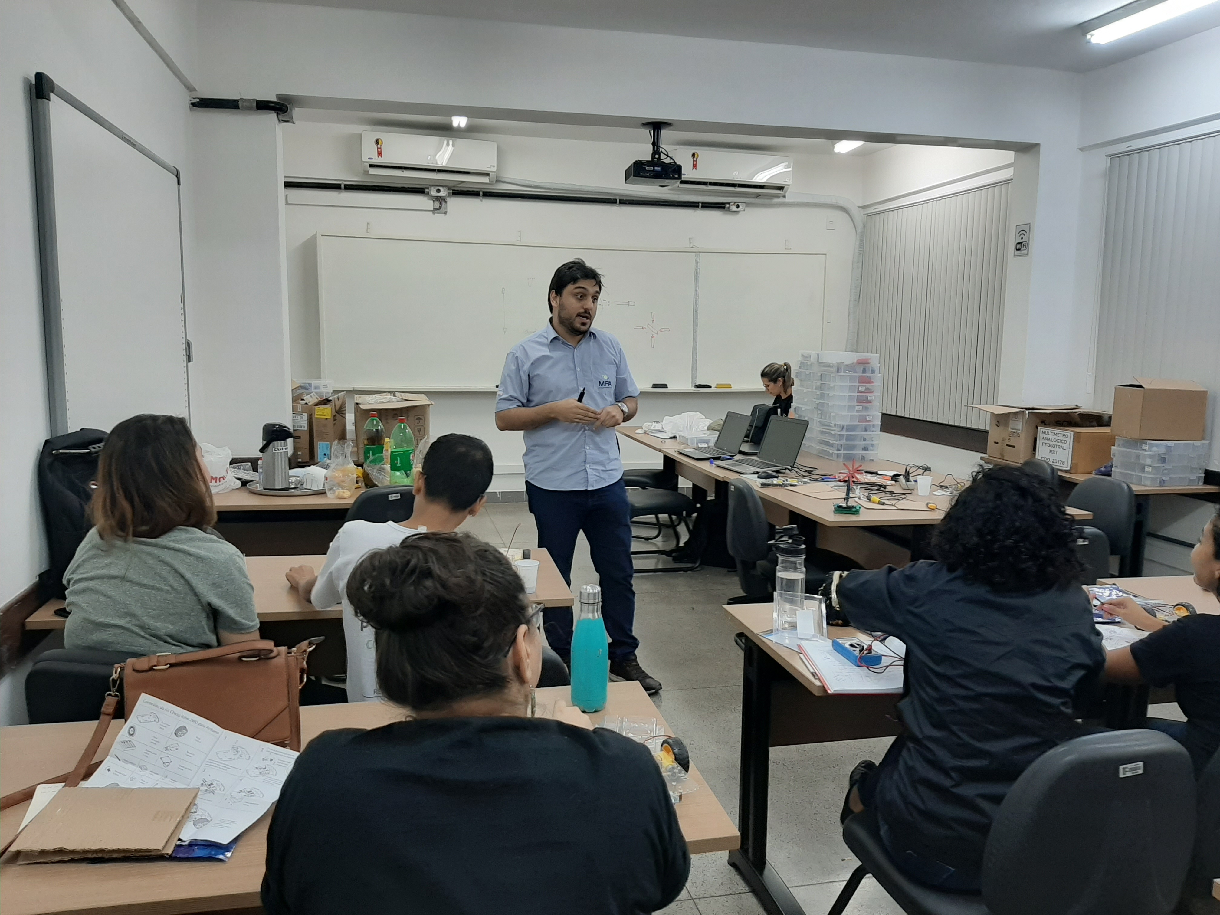 Professor Guilherme orienta sobre o processo de montagem e funcionamento do carrinho de linha