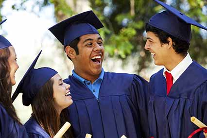 Jovens felizes com a formatura