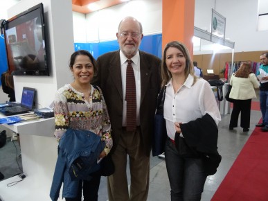 Vanessa ao lado do presidente da ABED, Prof. Dr. Fredric Michael Litto, e de Luciane Ferreira Lacerda Vanessa ao lado do presidente da ABED, Prof. Dr. Fredric Michael Litto, e de Luciane Ferreira Lacerda