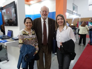 Vanessa ao lado do presidente da ABED, Prof. Dr. Fredric Michael Litto, e de Luciane Ferreira Lacerda