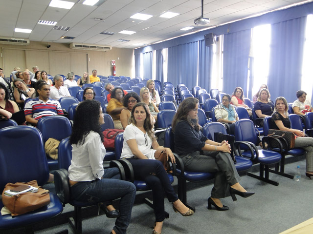 Participantes fazem perguntas no encontro UAB