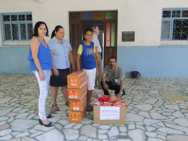 Entrega donativos orfanato