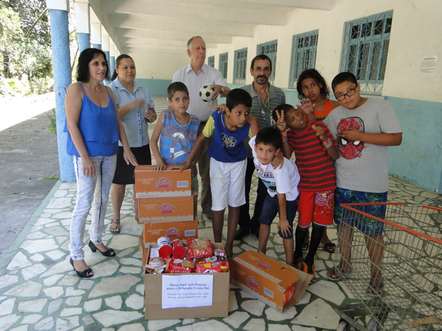 Entrega de donativos ao orfanato Cristo Rei