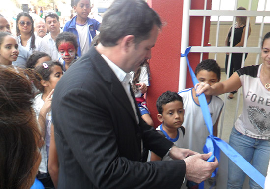 Momento em que a fita de inauguração é cortada