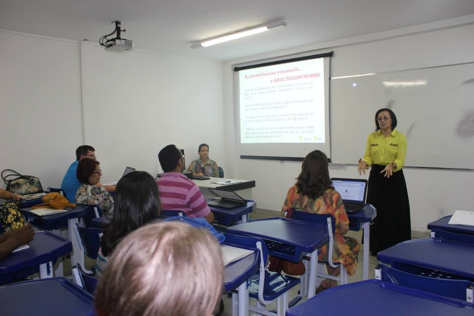 Aluna da PIE durante apresentação de TCC