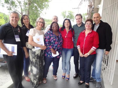 Coordenadores dos Polo UAB (da esquerda para a direita): Nóslen Motta (São Mateus), Suely Viana (Ecoporanga), Maristela Petene (Venda Nova do Imigrante),
Marlene Souza (Conceição da Barra), Paulo Roberto Bellotti (Castelo), Maria Regina Fardim (Iúna), José Mario Costa Junior, Coordenador Adjunto UAB/Ifes, Marize Lyra Silva Passos, Coordenadora
UAB/Ifes e Balbino Vargas (Afonso Cláudio).